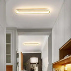 Piste Plafonnier LED Oblong – dans un couloir clair avec niche en bois
