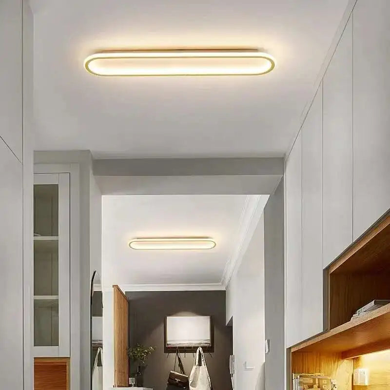 Piste Plafonnier LED Oblong – dans un couloir clair avec niche en bois