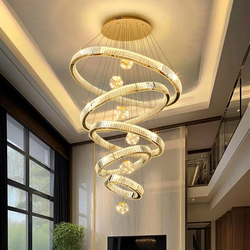 Saturne Lustre Anneaux en Cristal Moderne – lustre allumé entre de hautes fenêtres