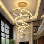 Saturne Lustre Anneaux en Cristal Moderne – lustre allumé entre de hautes fenêtres