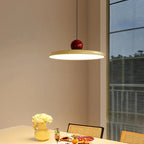 Papillon Suspension LED en Métal, Beige, Vert ou Rouge – disque beige à boule rouge devant une fenêtre