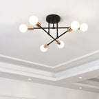 Astra Plafonnier à Bras – version noire sur un plafond à moulures