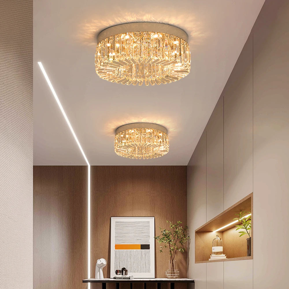 Diadème Plafonnier en Cristal Doré ou Argenté – dans un couloir avec ligne lumineuse au plafond