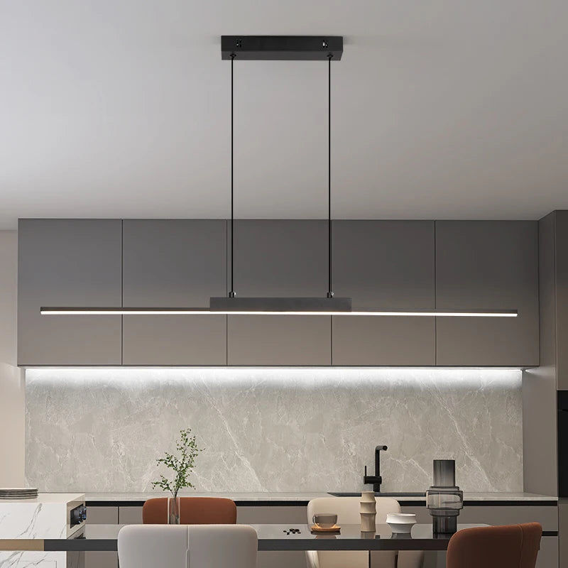 Ligne Suspension LED Linéaire en Aluminium – barre LED noire au-dessus d'un plan de travail gris
