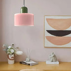 Dolia Suspension en Verre Teinté – suspension rose devant un tableau coloré