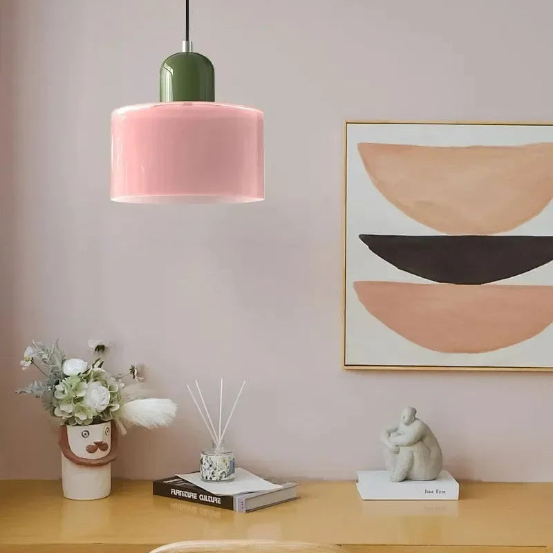 Dolia Suspension en Verre Teinté – suspension rose devant un tableau coloré