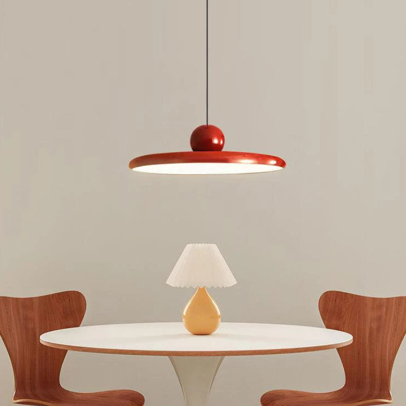 Papillon Suspension LED en Métal, Beige, Vert ou Rouge – disque rouge au-dessus d'une table avec lampe et chaises