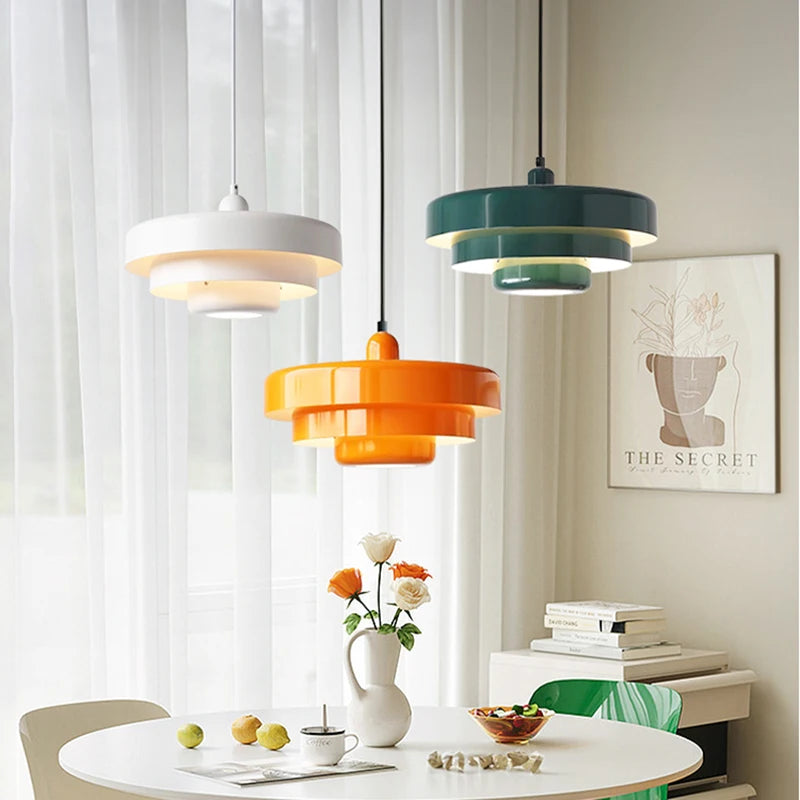 Tiara Suspension Étagée en Métal – suspensions blanche, verte et orange près d'un rideau clair