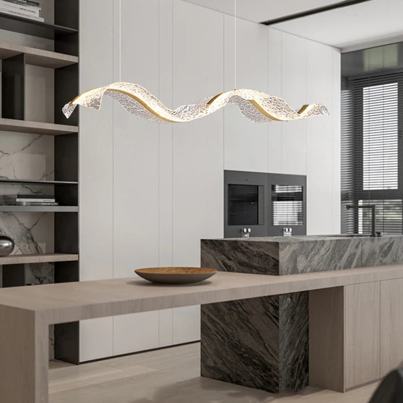 Onde Suspension LED Linéaire en Aluminium – au-dessus d'un plan de travail en marbre