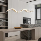 Onde Suspension LED Linéaire en Aluminium – au-dessus d'un plan de travail en marbre