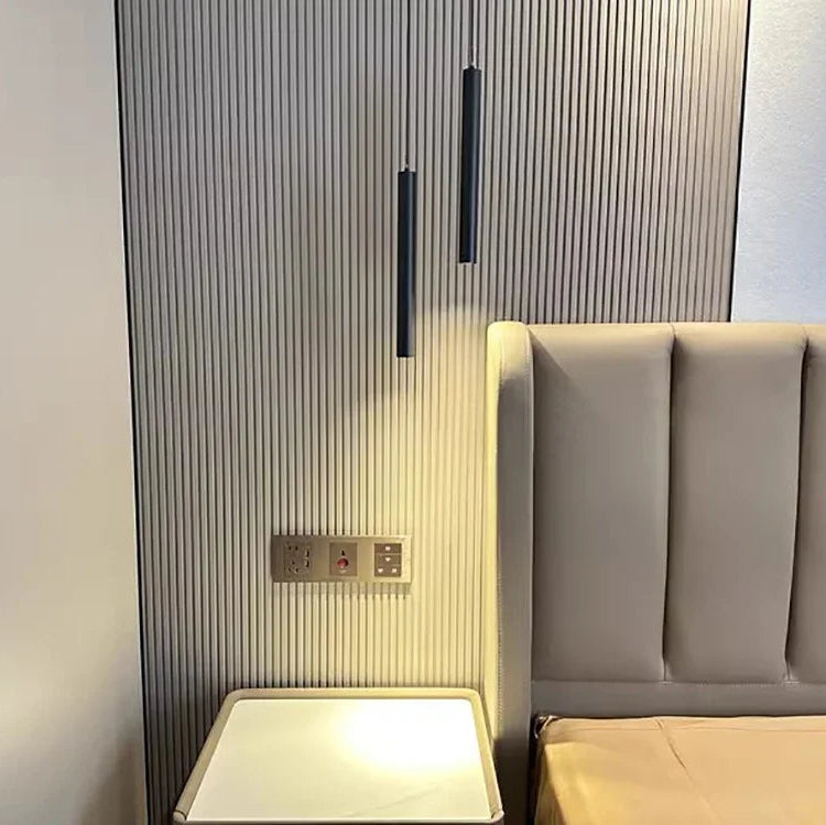Filin Suspension Tube LED – devant un mur à lattes et une tête de lit capitonnée