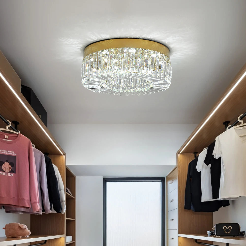 Diadème Plafonnier en Cristal Doré ou Argenté – dans un dressing avec vêtements