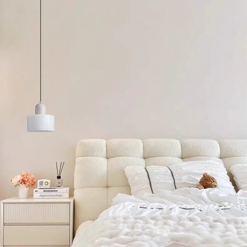 Dolia Suspension en Verre Teinté – suspension blanche au-dessus d'un canapé bouclé