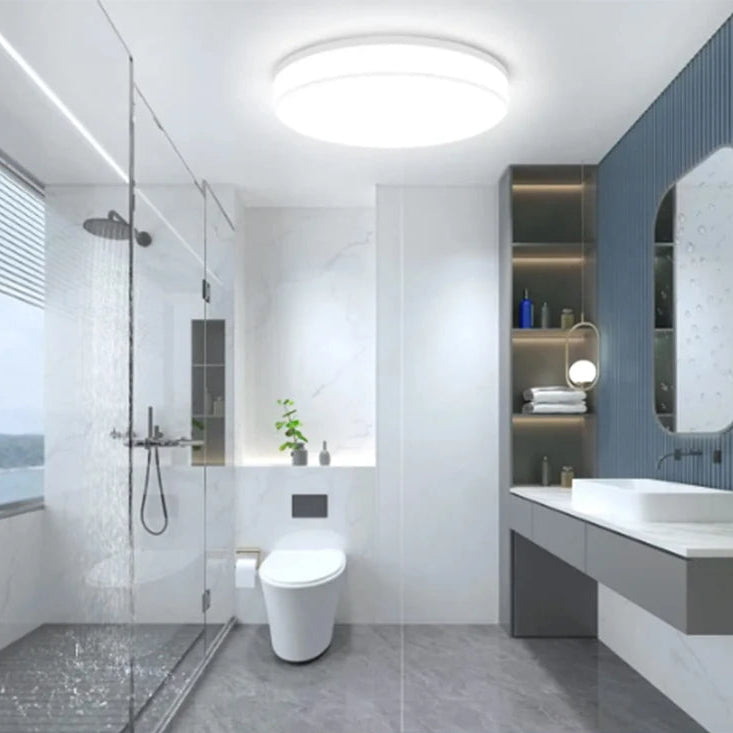 Opale Plafonnier LED Extra-Plat – dans une salle d'eau moderne avec douche
