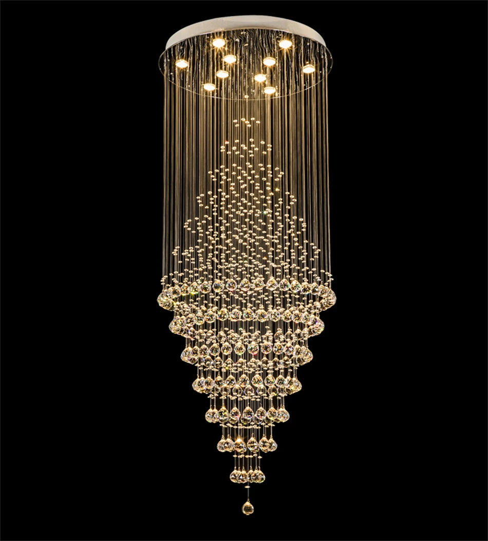 Lustre cascade en cristal finition chrome, fond noir