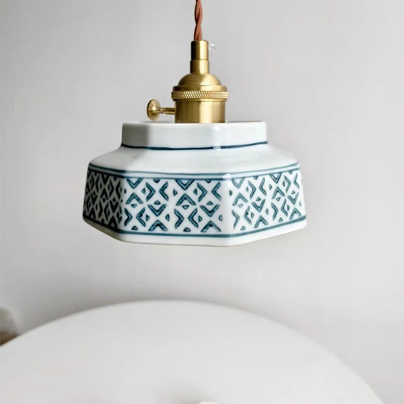 Hexa Suspension en Céramique – détail de l'abat-jour à motifs bleus et de sa douille en laiton