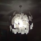 Carnet Suspension en Papier et Métal – suspension lumineuse dans une pièce sombre