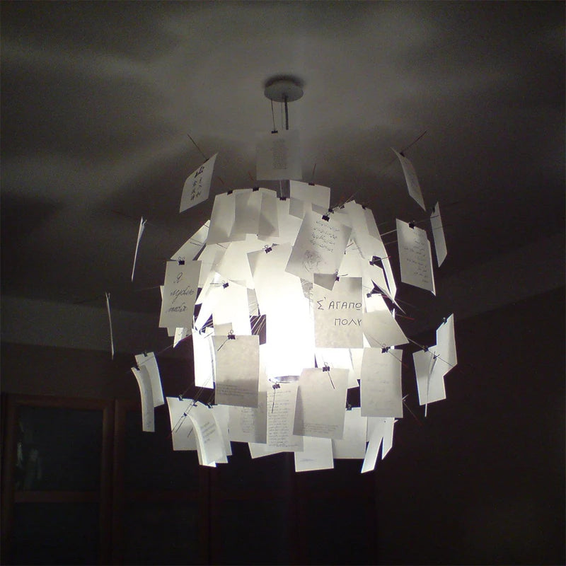 Carnet Suspension en Papier et Métal – suspension lumineuse dans une pièce sombre