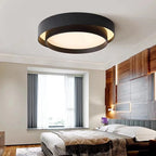 Duo Plafonnier LED Double Cercle – plafonnier noir dans une chambre avec panneaux en bois