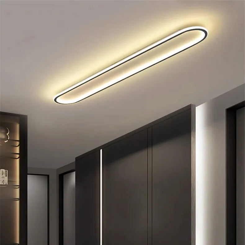 Piste Plafonnier LED Oblong – dans un salon aux murs clairs et placards sombres