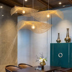 Ondine Suspension Vague Double en Bambou Tressé – au-dessus d'un meuble bleu canard