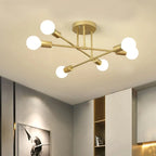 Astra Plafonnier à Bras – version dorée allumée devant un mur beige