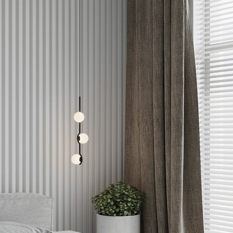 Perla Lustre à Globes en Verre – version verticale à 3 globes devant un rideau