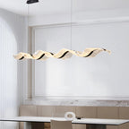 Onde Suspension LED Linéaire en Aluminium – ruban doré dans une pièce blanche lumineuse