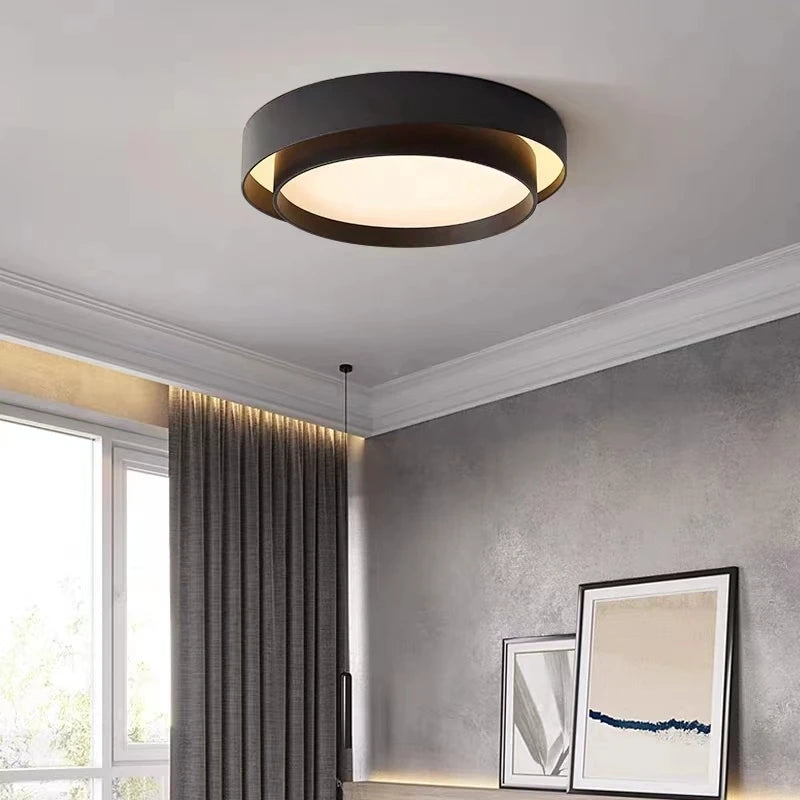 Duo Plafonnier LED Double Cercle – plafonnier noir dans une pièce grise aux rideaux