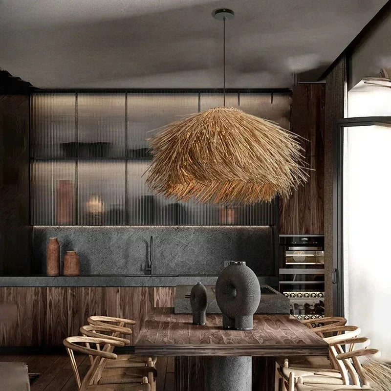 Herbela Suspension Nid en Herbe Tressée ou Rotin – suspension devant une vitrine de cuisine