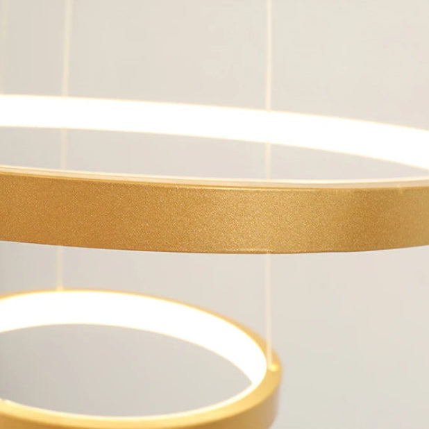 Orbite Suspension LED à Anneaux – gros plan d'un anneau doré et de sa lumière