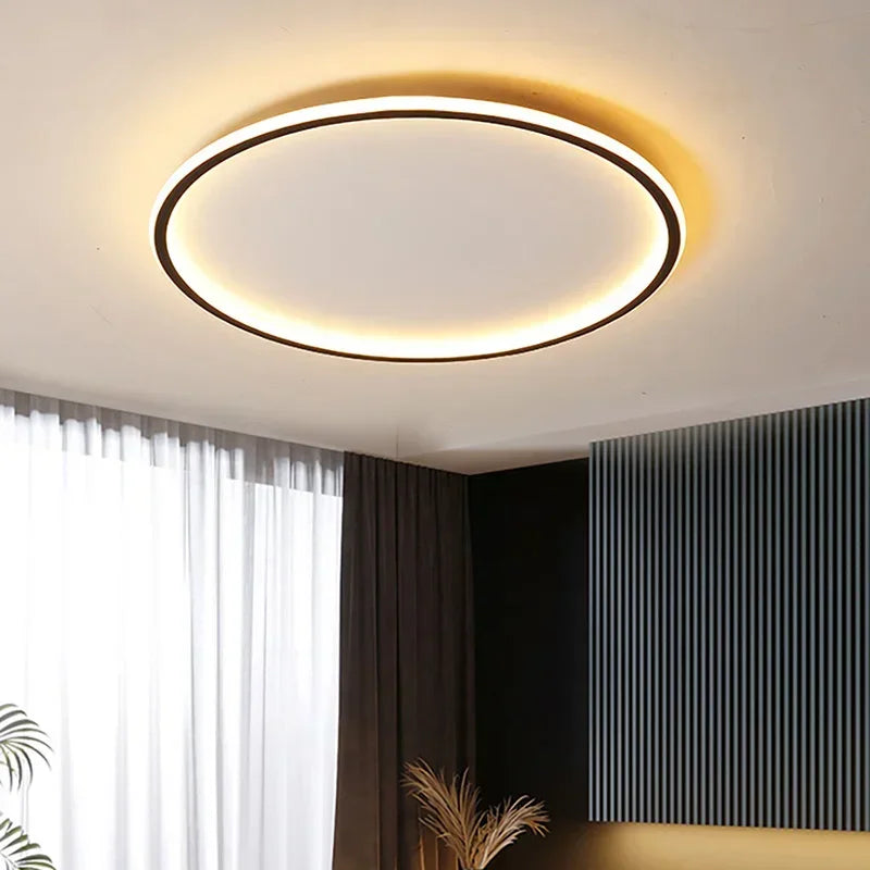 Halo Plafonnier LED Anneau – anneau LED noir dans une pièce aux rideaux clairs