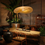 Savane Suspension Soucoupe en Rotin Tressé – abat-jours au-dessus d'une table avec plantes