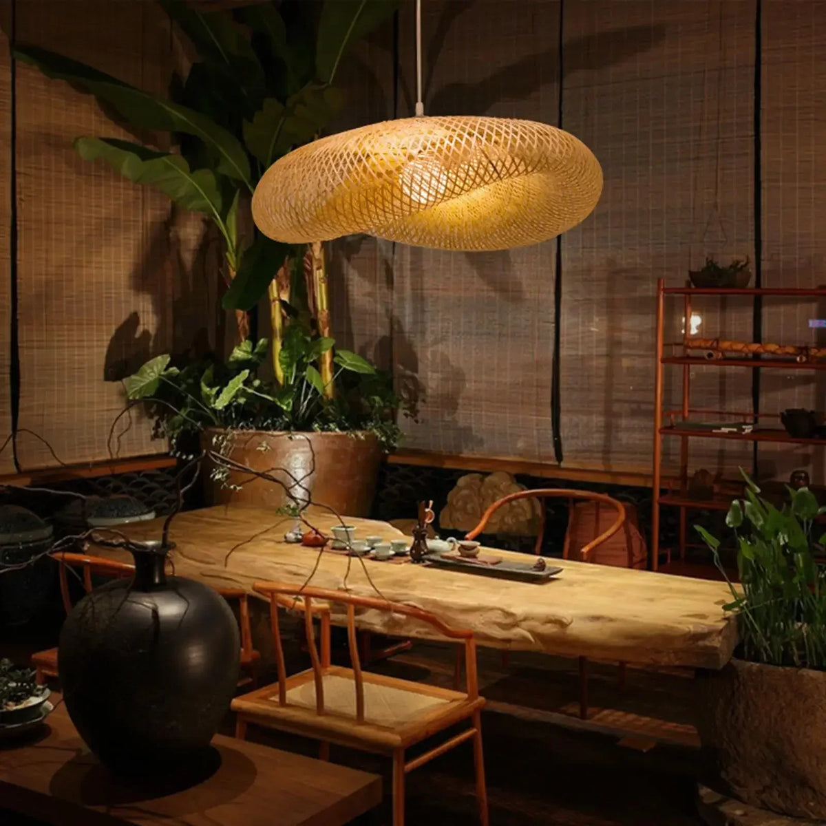 Savane Suspension Soucoupe en Rotin Tressé – abat-jours au-dessus d'une table avec plantes