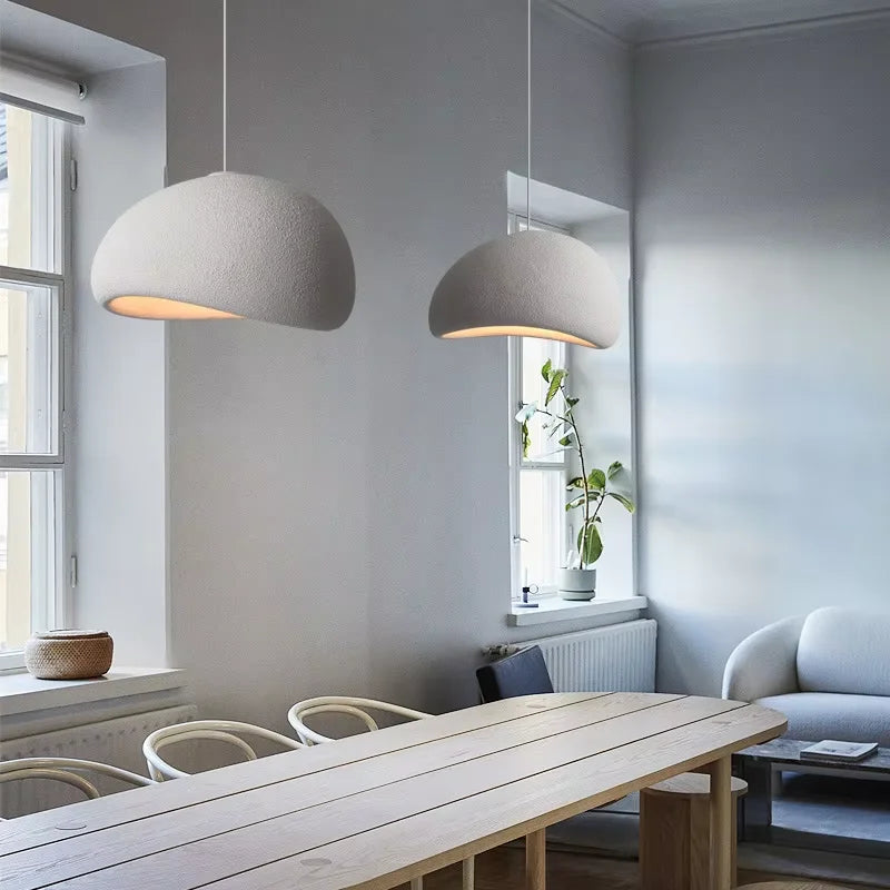 Sabi Suspension Wabi-Sabi – suspensions blanches près d'une fenêtre et d'un canapé bleu clair