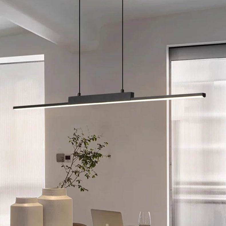 Ligne Suspension LED Linéaire en Aluminium – barre LED noire devant une fenêtre avec plante
