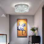 Diadème Plafonnier en Cristal Doré ou Argenté – dans une entrée avec grand tableau