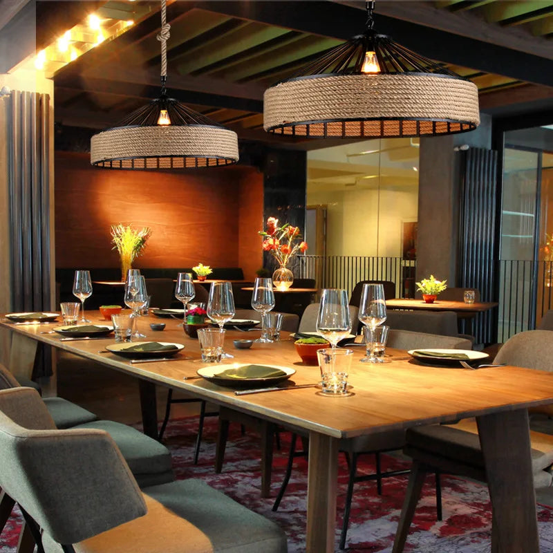 Tambra Suspension Tambour en Corde et Métal – au-dessus d'une table dressée, lumière chaude