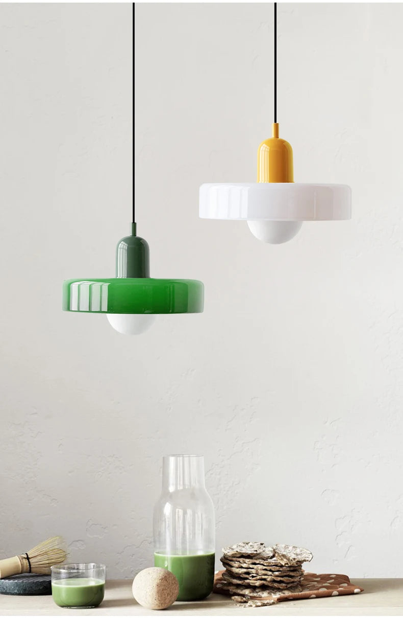 Paletia Suspension Palet en Verre Coloré – suspension verte et suspension blanche sur fond clair