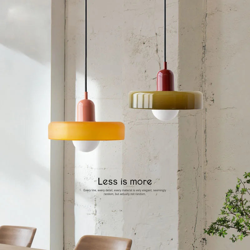 Paletia Suspension Palet en Verre Coloré – deux suspensions orange et olive devant un mur blanc