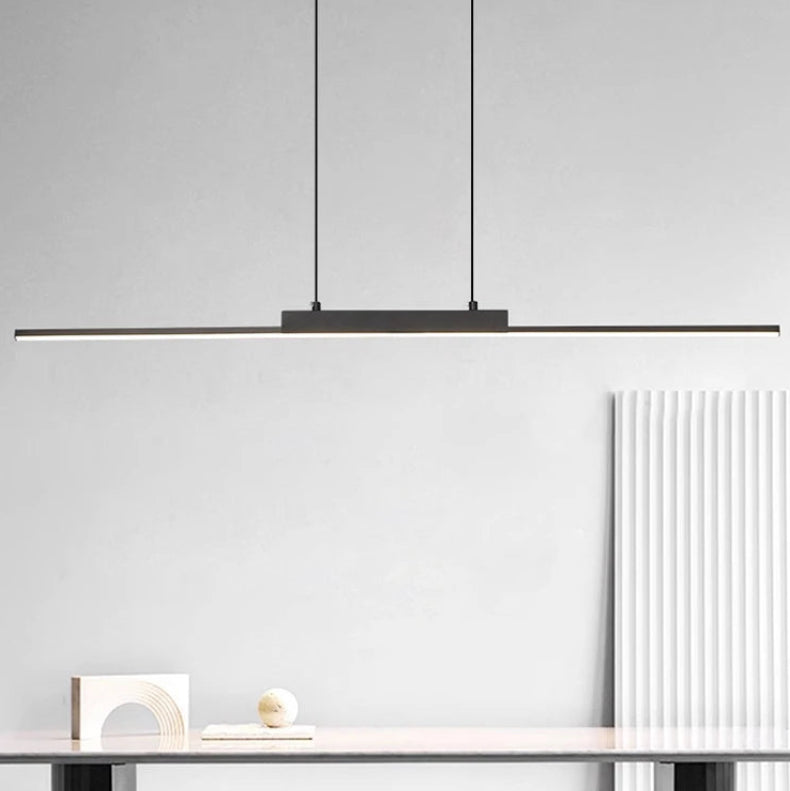 Ligne Suspension LED Linéaire en Aluminium – barre LED noire devant un radiateur blanc