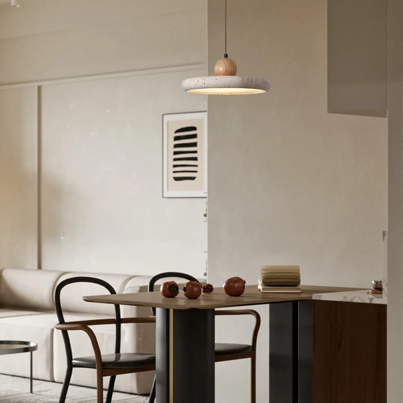 Sonoma Suspension en Pierre et Bois – au-dessus d'une table avec chaises, mur blanc