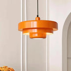 Tiara Suspension Étagée en Métal – suspension orange devant une arche blanche