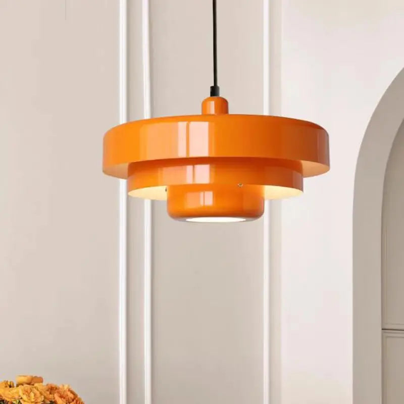 Tiara Suspension Étagée en Métal – suspension orange devant une arche blanche