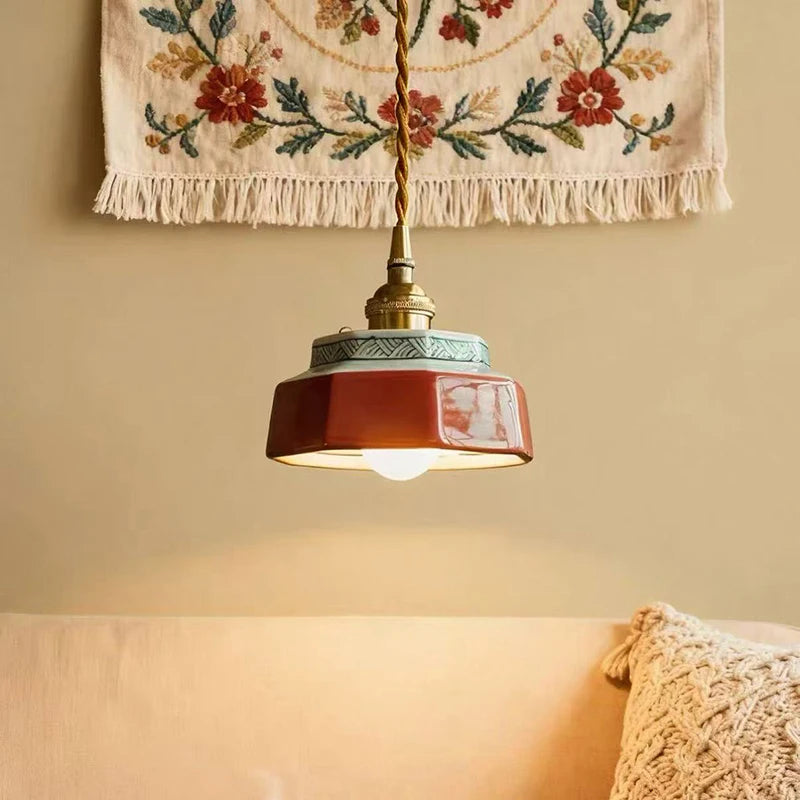 Hexa Suspension en Céramique – suspension terracotta devant un mur beige à macramé