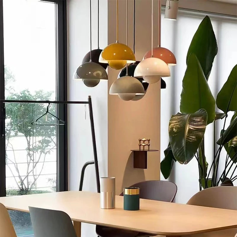 Corolle Suspension Dôme Coloré – grappe de dômes près d'une fenêtre et de plantes