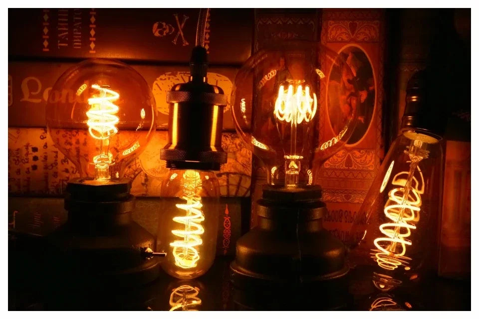Ampoule à Filament Spirale – ampoules à filament allumées près d'une lampe ancienne