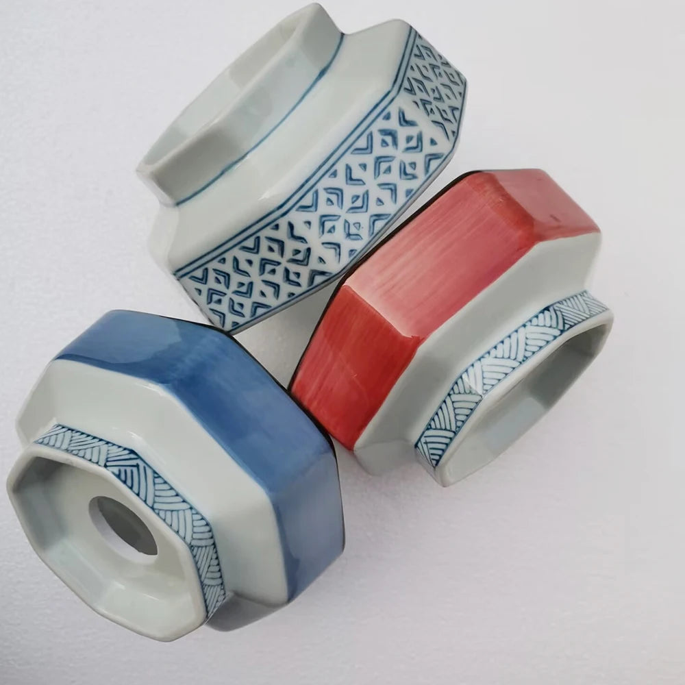 Hexa Suspension en Céramique – détail des motifs bleus sur trois abat-jours rouge, bleu et blanc