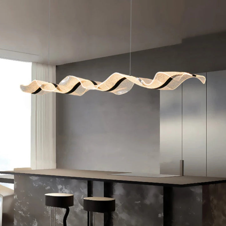 Onde Suspension LED Linéaire en Aluminium – ruban ondulé dans un séjour gris avec console