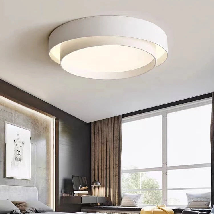 Duo Plafonnier LED Double Cercle – plafonnier blanc dans une pièce aux murs gris et rideaux